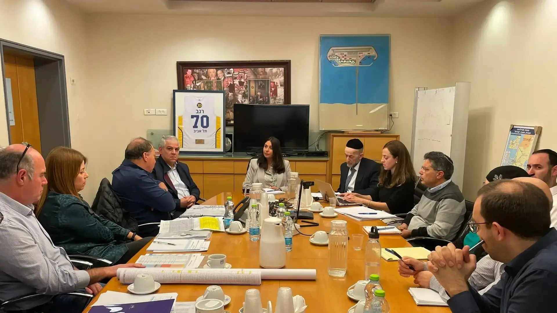 תיעוד מתוך הפגישה של רגב, בכירי רכבת ישראל וסגן השר אורי מקלב מיהדות התורה תיעוד מתוך הפגישה של רגב, בכירי רכבת ישראל וסגן השר אורי מקלב מיהדות התורה
