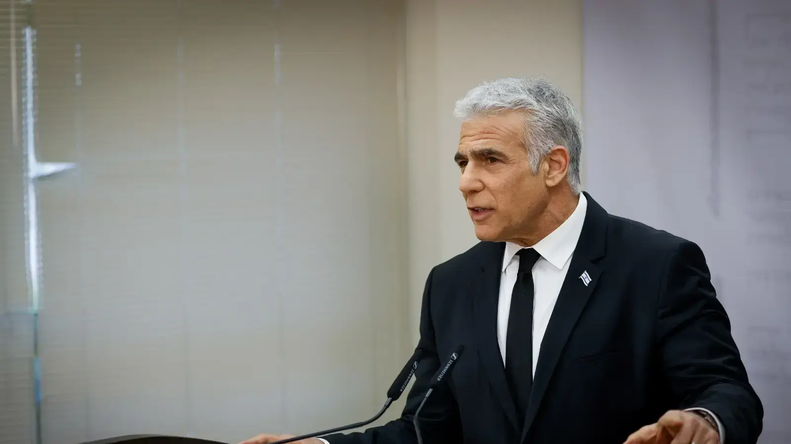 יאיר לפיד בישיבת סיעת יש עתיד, 9 בינואר 2023 יאיר לפיד בישיבת סיעת יש עתיד, 9 בינואר 2023