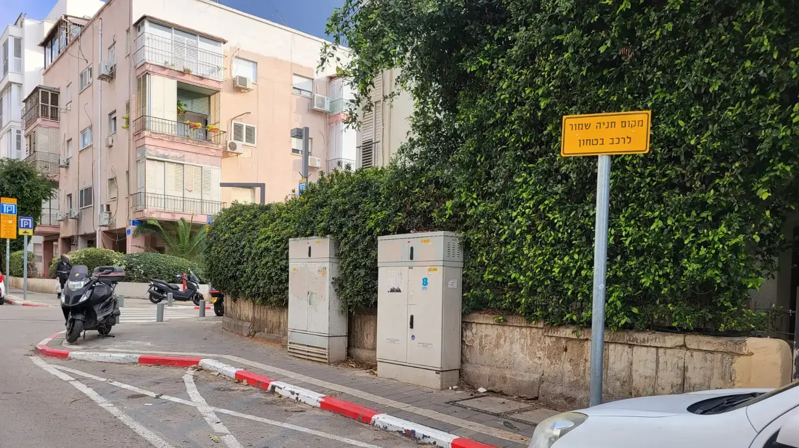החניה השמורה ליד ביתה של מרב מיכאלי, תל אביב, 9 בינואר 2023 החניה השמורה ליד ביתה של מרב מיכאלי, תל אביב, 9 בינואר 2023