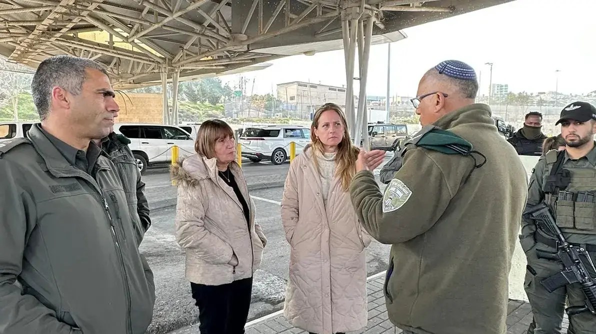 אמה של סמל נועה לזר מבקרת בעמדה בשועפאט בה מתה בתה. 9 בינואר 2023 אמה של סמל נועה לזר מבקרת בעמדה בשועפאט בה מתה בתה. 9 בינואר 2023