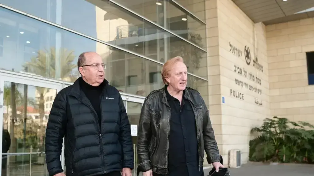 משה (בוגי) יעלון ואליעד שרגא בפגישה עם מפכ"ל המשטרה לקראת הפגנת מחאה, מטה המשטרה, סלמה ת"א, 11 בינואר 2023 משה (בוגי) יעלון ואליעד שרגא בפגישה עם מפכ"ל המשטרה לקראת הפגנת מחאה, מטה המשטרה, סלמה ת"א, 11 בינואר 2023