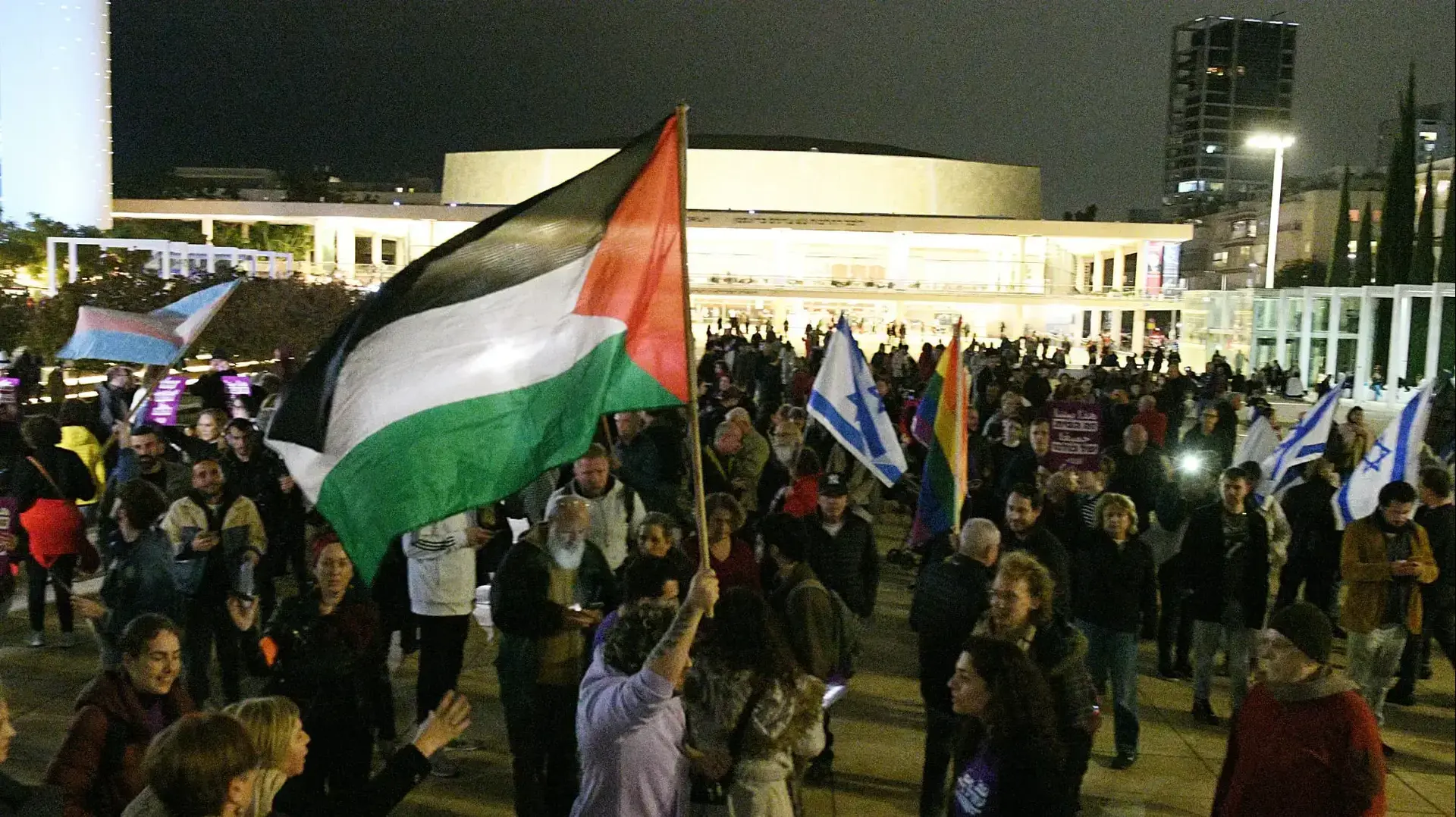 דגלי פלסטין מונפים בהפגנה בתל אביב. ינואר 2023 דגלי פלסטין מונפים בהפגנה בתל אביב. ינואר 2023