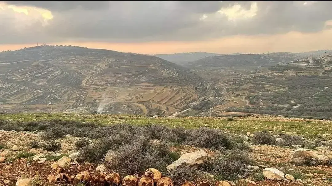 חלקי שלד הכוללים גולגולות, עצמות אדם ופיסות מתכת נמצאו בכפר הפלסטיני בית חנינא, צפונית לירושלים. ינואר 2023 חלקי שלד הכוללים גולגולות, עצמות אדם ופיסות מתכת נמצאו בכפר הפלסטיני בית חנינא, צפונית לירושלים. ינואר 2023