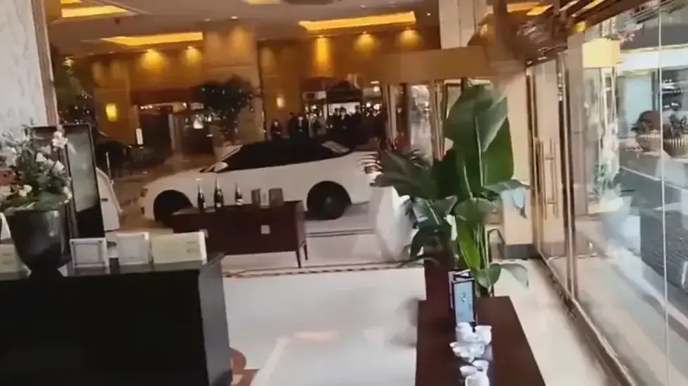 מכונית נכנסה לבית מלון בסין מכונית נכנסה לבית מלון בסין