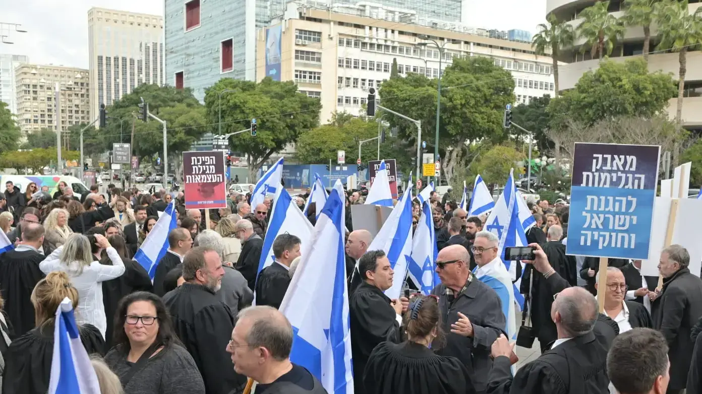 אירוע  מחאת הגלימות-"מול האיום הפוליטי על מערכת המשפט והדמוקרטיה"- בית המשפט המחוזי בתל אביב.