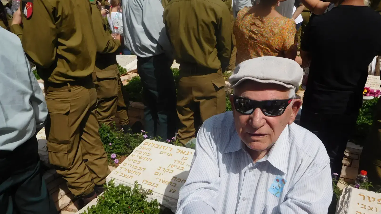 יואב רוזנבלום ליד קבר בנו ביום הזיכרון תשע"ח