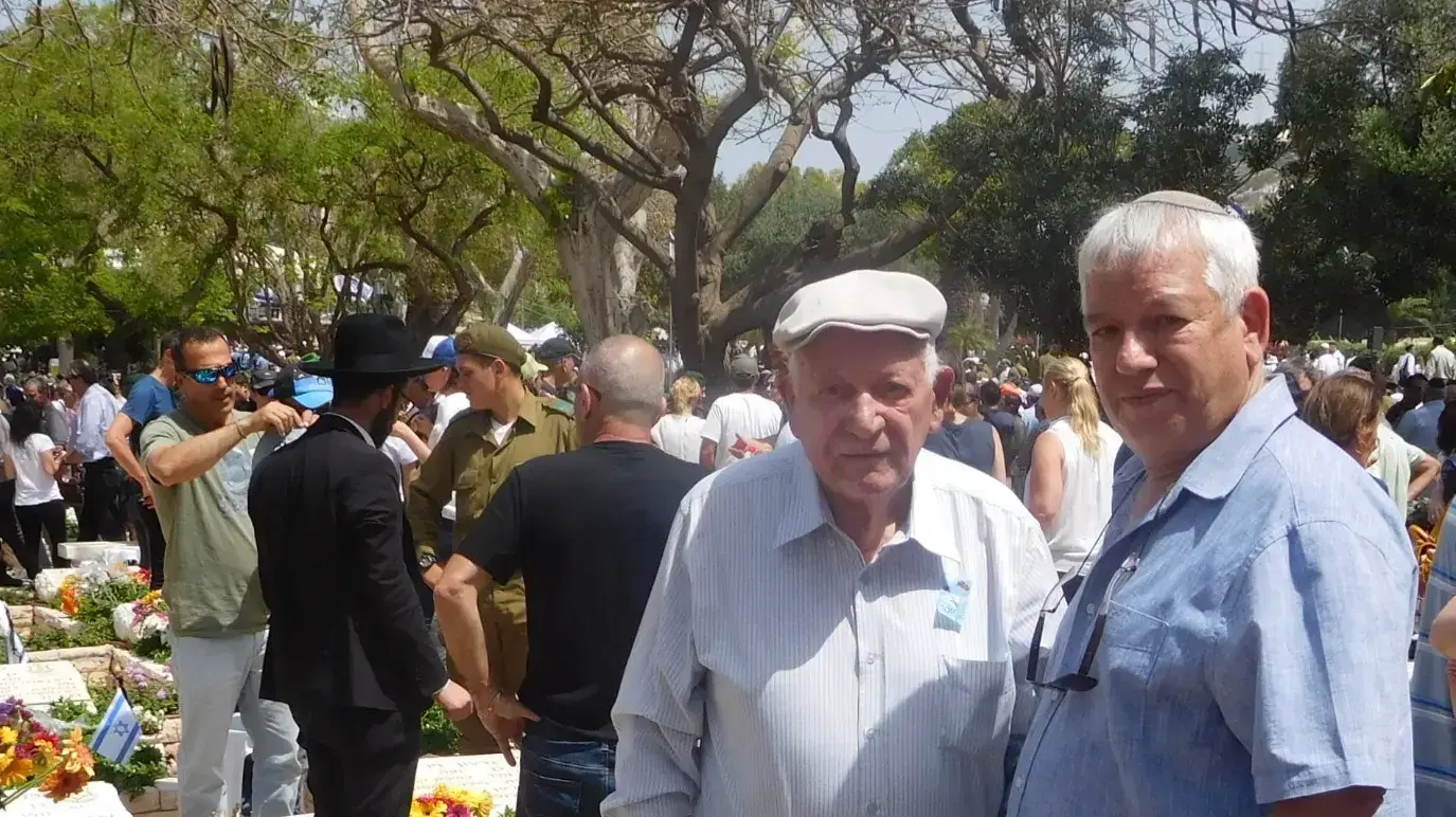 יואב רוזנבלום עם בנו עודד ליד קברו של הבן יגאל יואב רוזנבלום עם בנו עודד ליד קברו של הבן יגאל