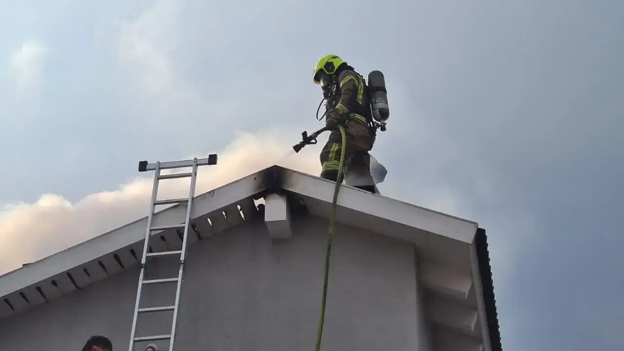 שריפה פרצה בבית בנהלל כתוצאה מפגיעת ברק, 12 בינואר 2023 שריפה פרצה בבית בנהלל כתוצאה מפגיעת ברק, 12 בינואר 2023