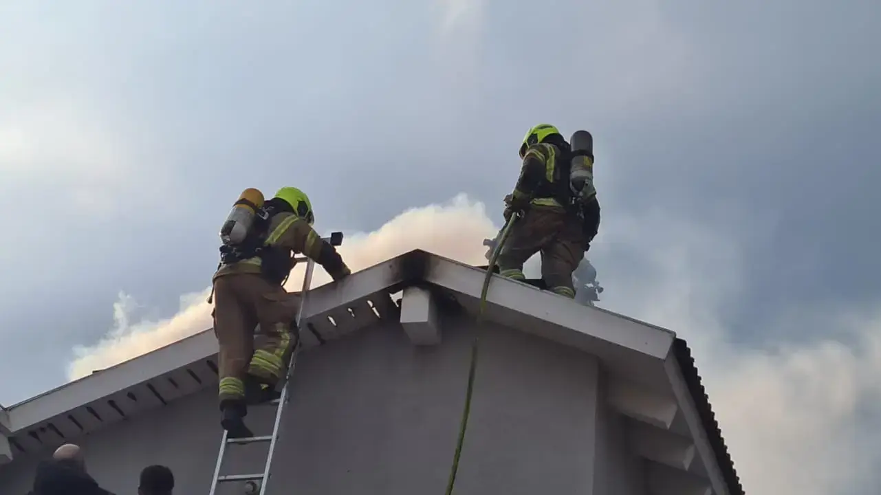 שריפה פרצה בבית בנהלל כתוצאה מפגיעת ברק, 12 בינואר 2023 שריפה פרצה בבית בנהלל כתוצאה מפגיעת ברק, 12 בינואר 2023