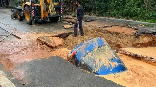 בולען נפער ברחוב גנים בהוד השרון