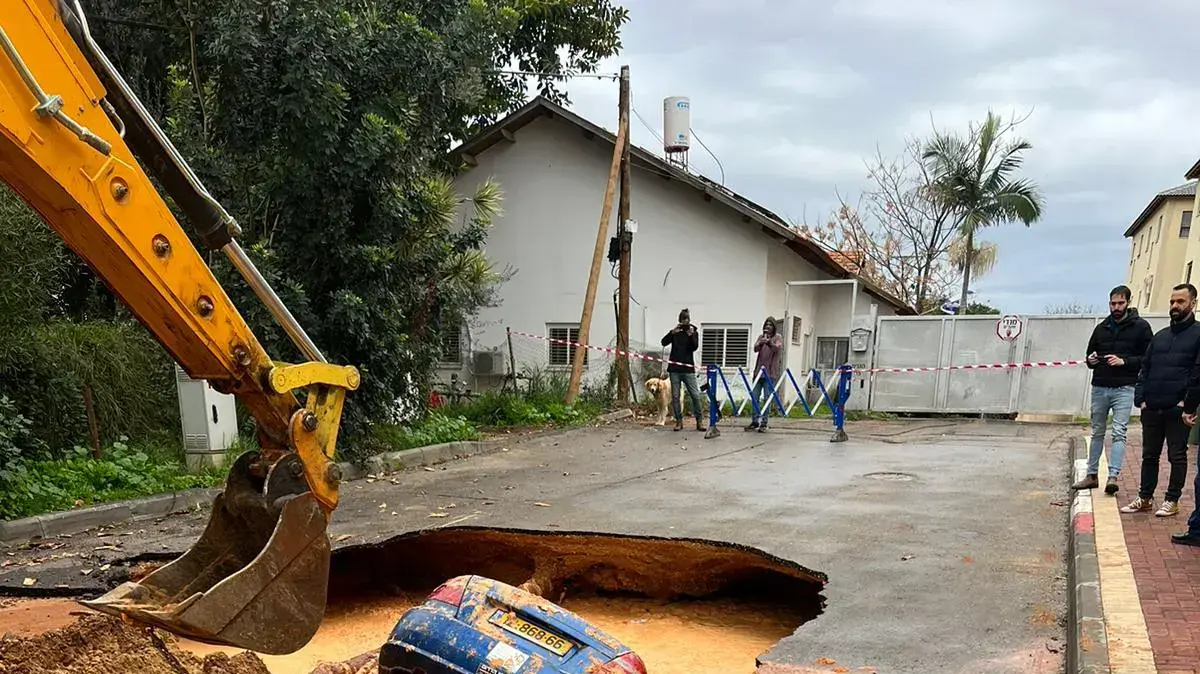 בולען נפער ברחוב גנים בהוד השרון בולען נפער ברחוב גנים בהוד השרון