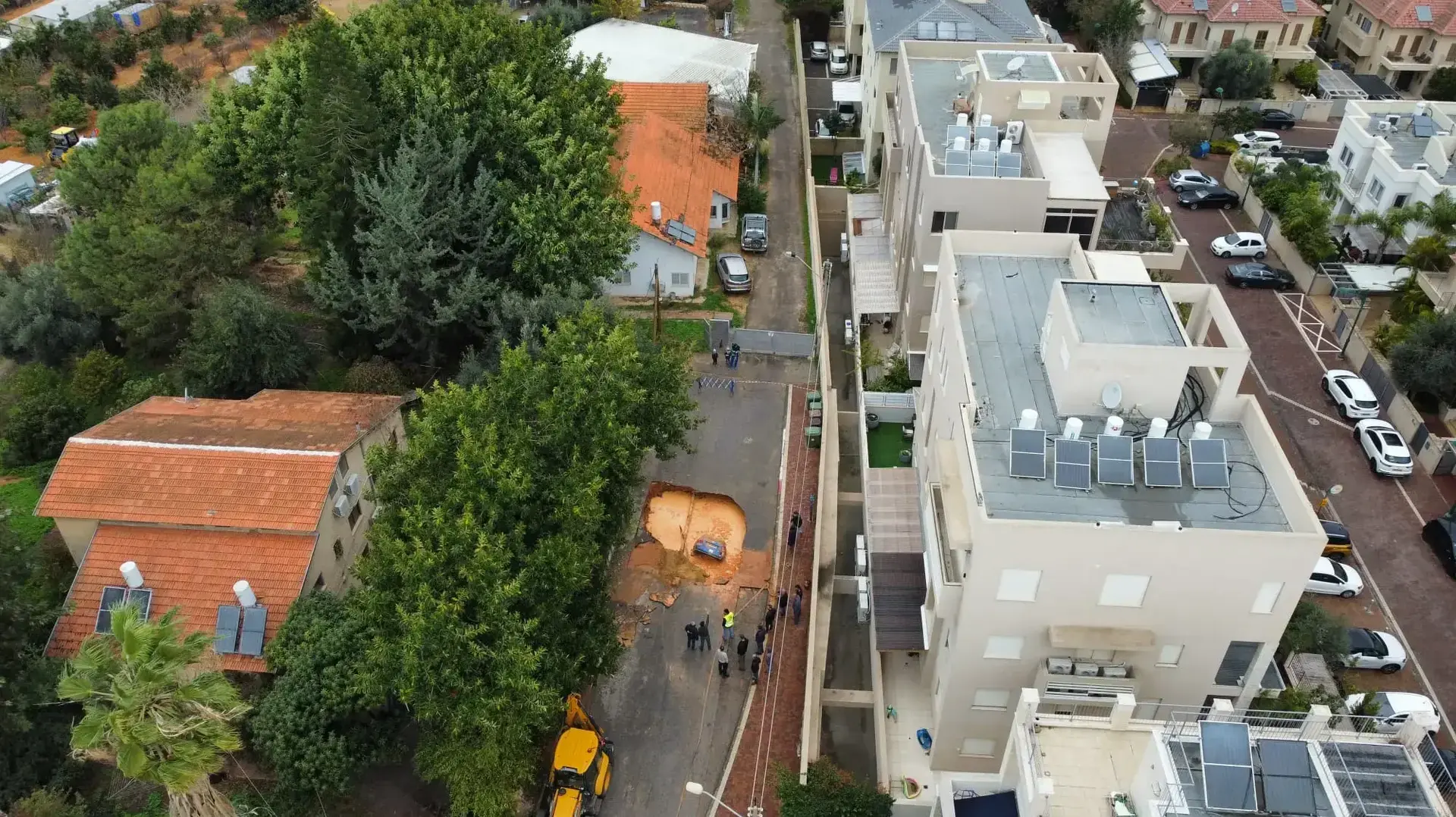 בולען נפער ברחוב גנים בהוד השרון בולען נפער ברחוב גנים בהוד השרון