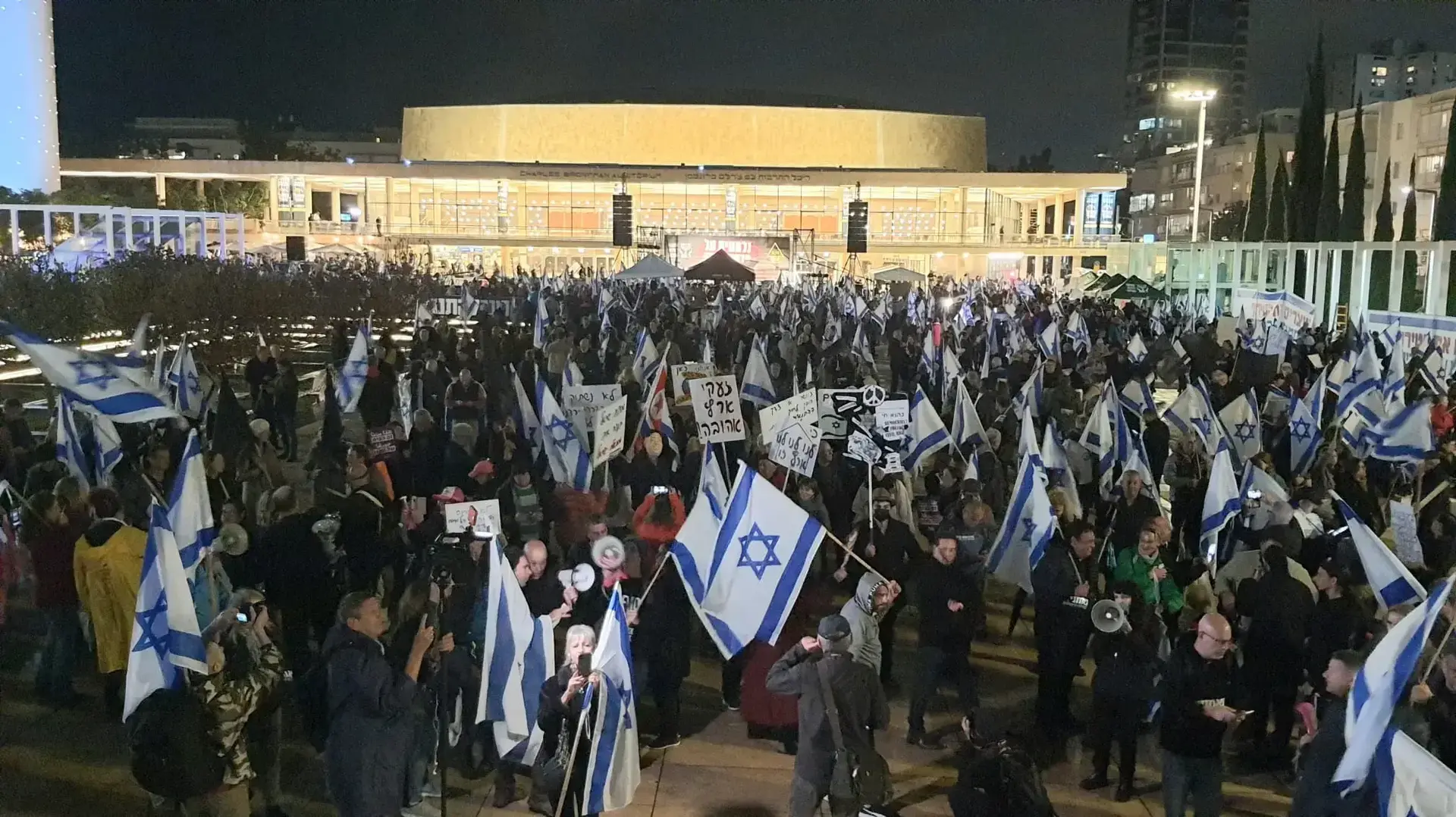 מתקבצים להפגנת ההמונים ברחבת הבימה, 14 בינואר 2023 מתקבצים להפגנת ההמונים ברחבת הבימה, 14 בינואר 2023