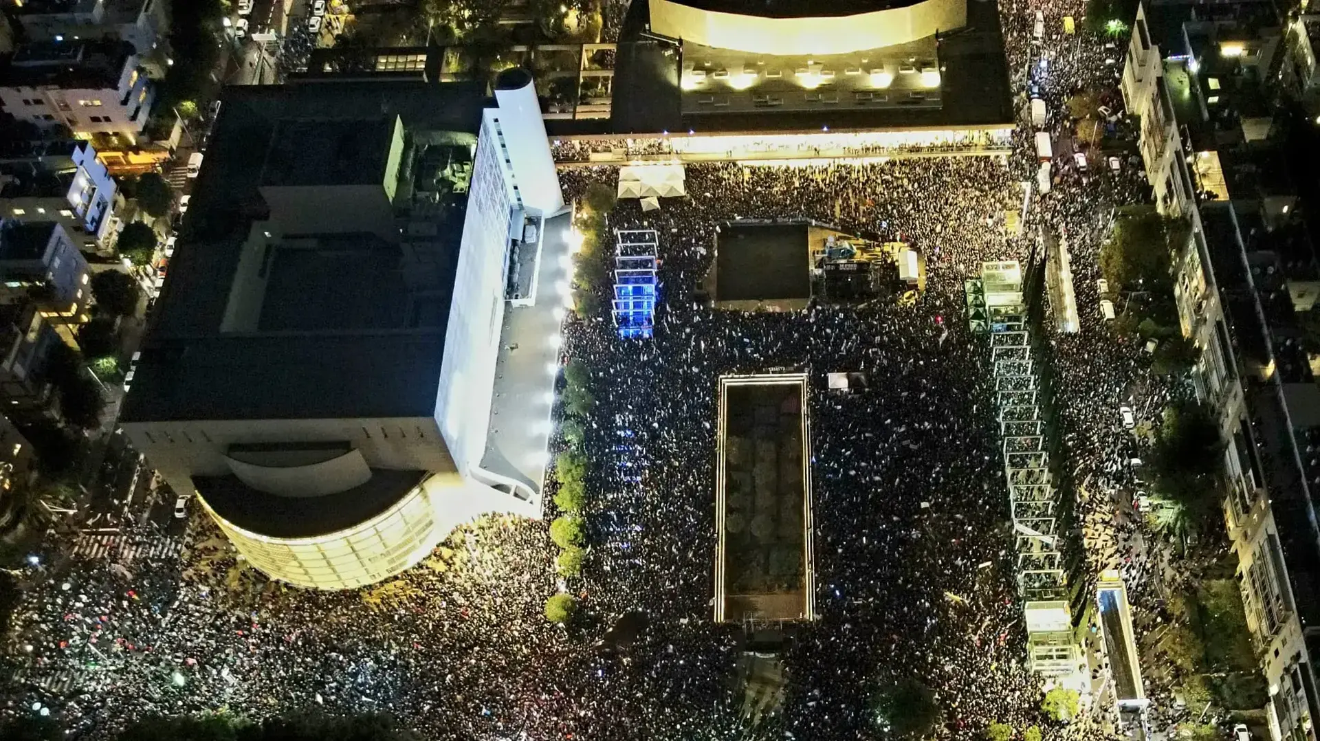 מתקבצים להפגנת ההמונים ברחבת הבימה, 14 בינואר 2023