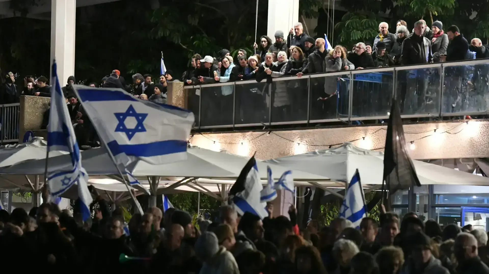מתקבצים להפגנת ההמונים ברחבת הבימה, 14 בינואר 2023 מתקבצים להפגנת ההמונים ברחבת הבימה, 14 בינואר 2023