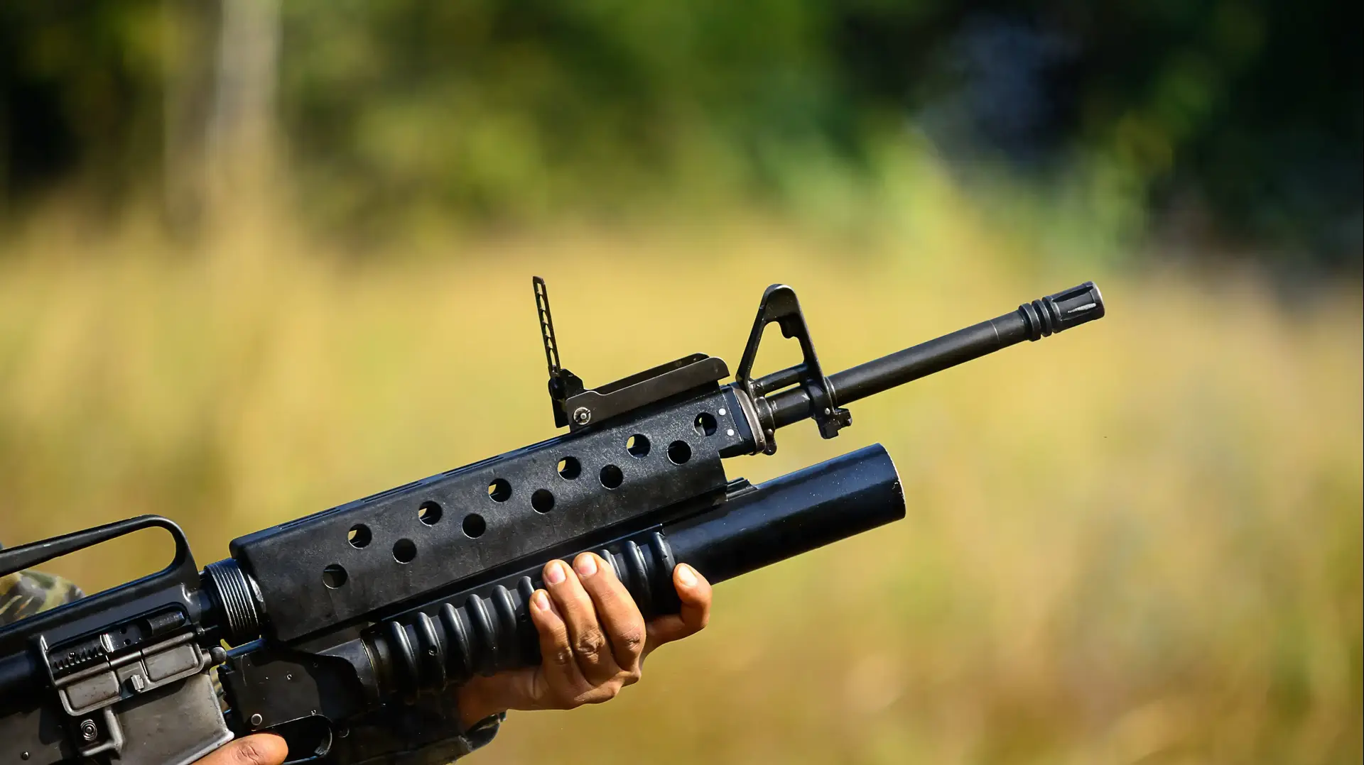 חייל מחזיק רובה מסוג M16