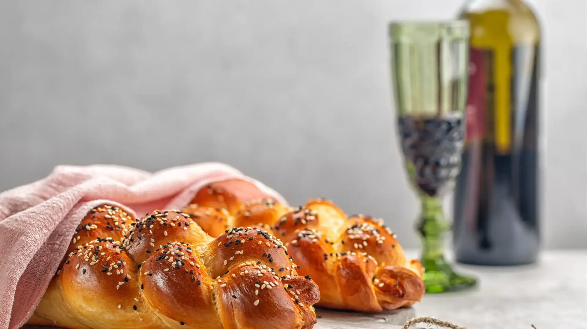 חלה טרייה וטעימה לשבת. כך תברכו עליה חלה טרייה וטעימה לשבת. כך תברכו עליה