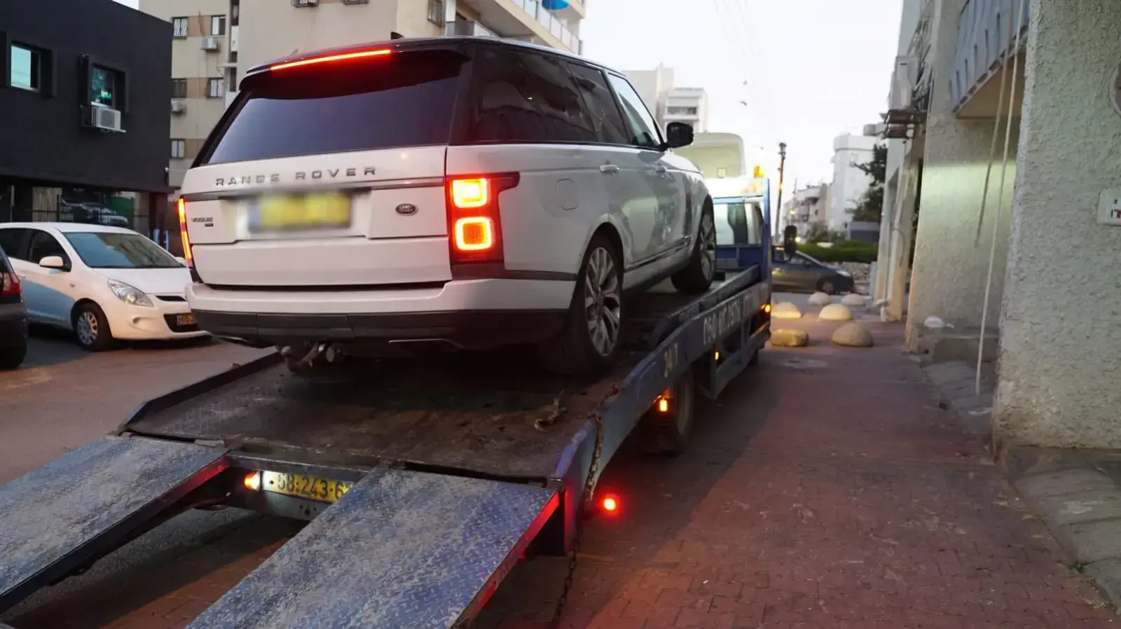 רכבי יוקרה שהוחרמו מחשודים בהפצת חשבוניות פיקטיביות בשווי מיליארדים, 17 בינואר 2023 רכבי יוקרה שהוחרמו מחשודים בהפצת חשבוניות פיקטיביות בשווי מיליארדים, 17 בינואר 2023