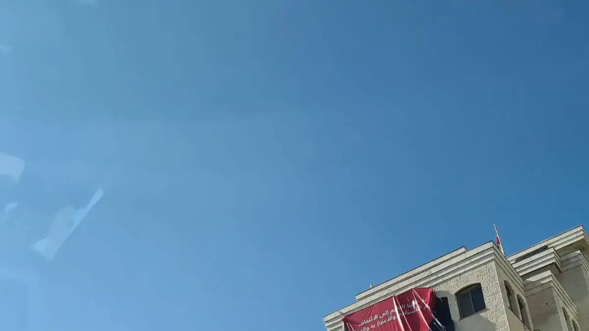 כרזה עם דמותו של יאסר ערפאת תלויה על בניין, רמאללה כרזה עם דמותו של יאסר ערפאת תלויה על בניין, רמאללה