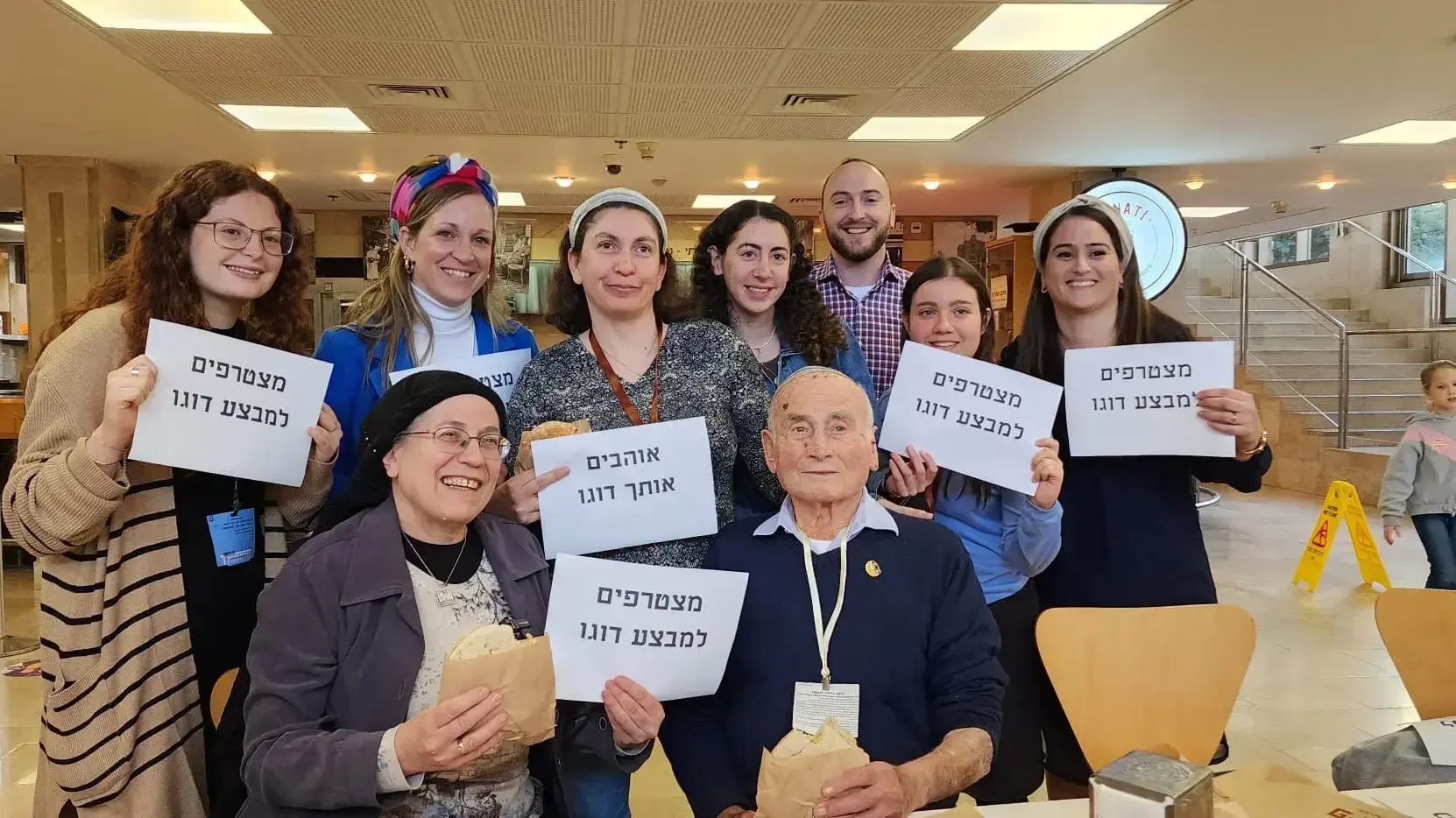 שורד השואה דוד ״דוגו״ לייטנר אוכל פלאפל בכל שנה ב-18 לינואר, יום היציאה לצעדת המוות מאושוויץ, כסמל לניצחון החיים, כנסת שורד השואה דוד ״דוגו״ לייטנר אוכל פלאפל בכל שנה ב-18 לינואר, יום היציאה לצעדת המוות מאושוויץ, כסמל לניצחון החיים, כנסת