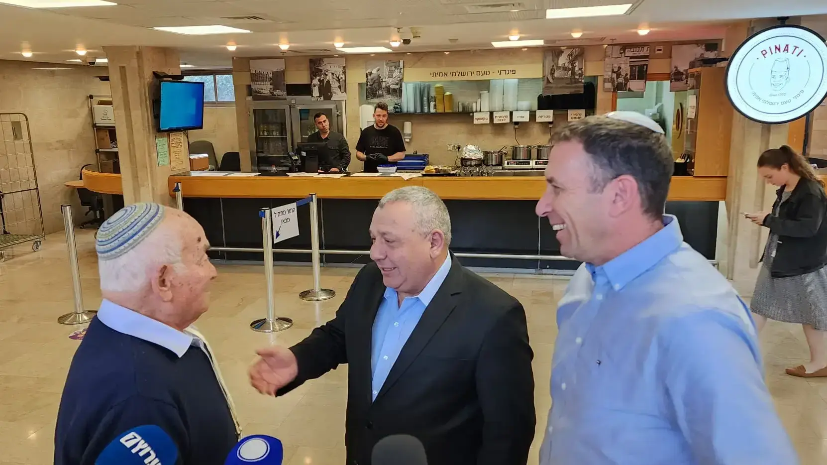 שורד השואה דוד ״דוגו״ לייטנר אוכל פלאפל בכל שנה ב-18 לינואר, יום היציאה לצעדת המוות מאושוויץ, כסמל לניצחון החיים, כנסת שורד השואה דוד ״דוגו״ לייטנר אוכל פלאפל בכל שנה ב-18 לינואר, יום היציאה לצעדת המוות מאושוויץ, כסמל לניצחון החיים, כנסת