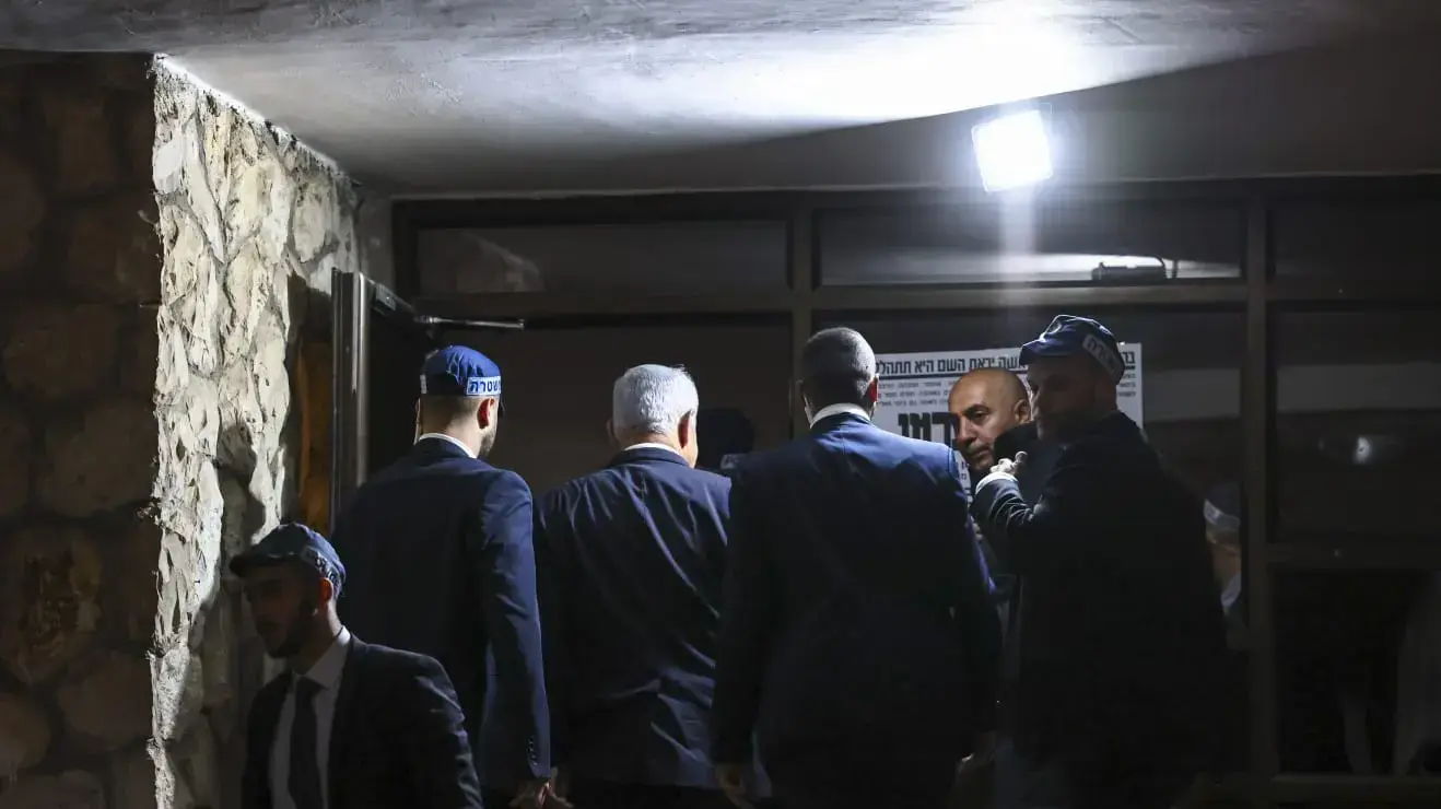 ראש הממשלה, בנימין נתניהו, הגיע להתייעצות עם יו"ר ש"ס בביתו ראש הממשלה, בנימין נתניהו, הגיע להתייעצות עם יו"ר ש"ס בביתו