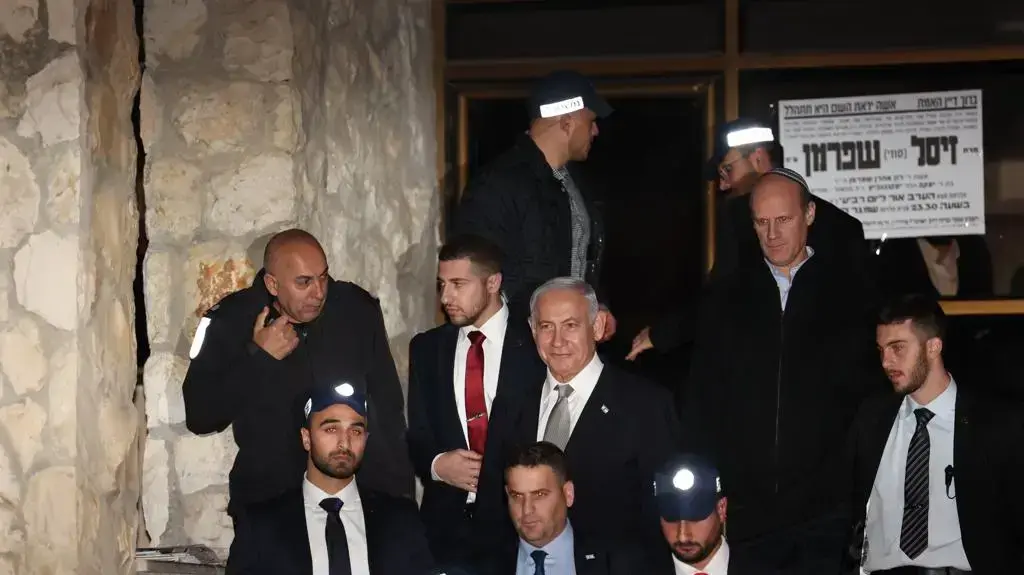 ראש הממשלה, בנימין נתניהו, הגיע להתייעצות עם יו"ר ש"ס בביתו ראש הממשלה, בנימין נתניהו, הגיע להתייעצות עם יו"ר ש"ס בביתו