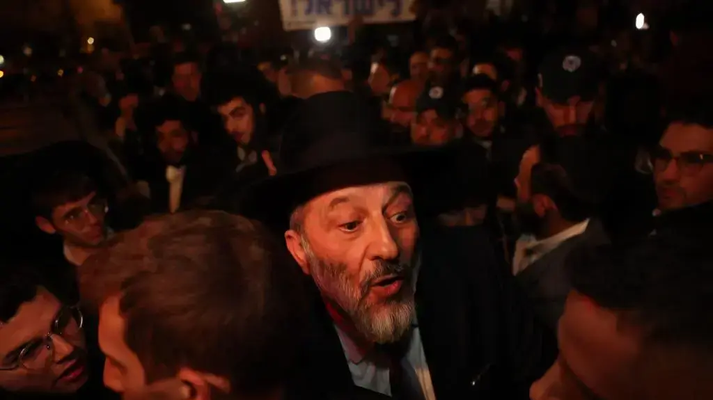 אריה דרעי יוצא מביתו לאחר הכרעת הדין. 18 בינואר 2023 אריה דרעי יוצא מביתו לאחר הכרעת הדין. 18 בינואר 2023