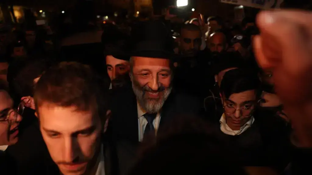 אריה דרעי יוצא מביתו לאחר הכרעת הדין. 18 בינואר 2023 אריה דרעי יוצא מביתו לאחר הכרעת הדין. 18 בינואר 2023