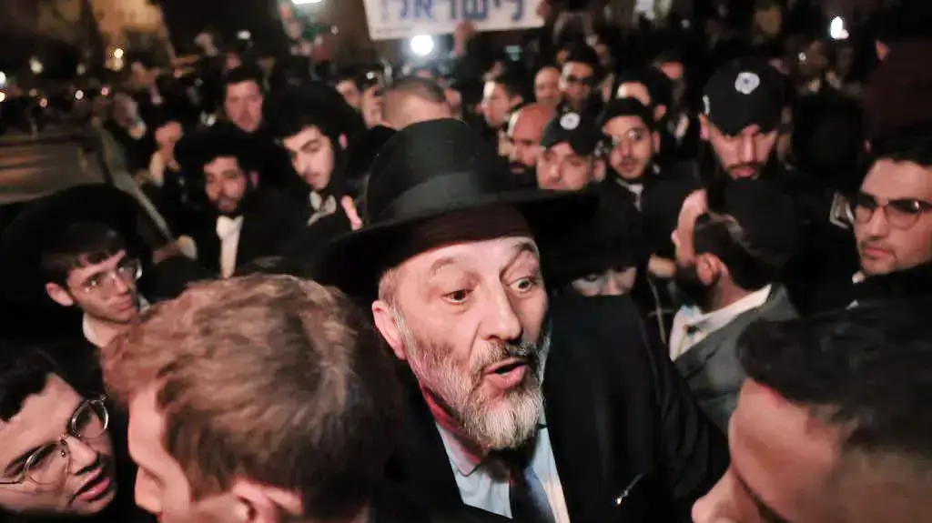 אריה דרעי יוצא מביתו לאחר הכרעת הדין. 18 בינואר 2023 אריה דרעי יוצא מביתו לאחר הכרעת הדין. 18 בינואר 2023