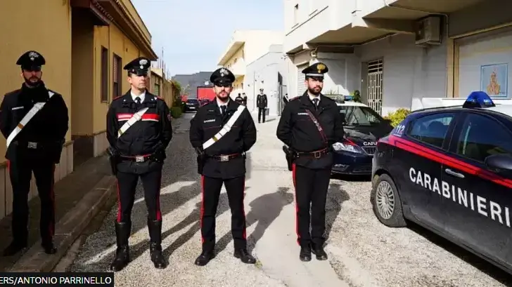 המשטרה האיטלקית במקום המבחא של מטאו מסינה דנארו המשטרה האיטלקית במקום המבחא של מטאו מסינה דנארו