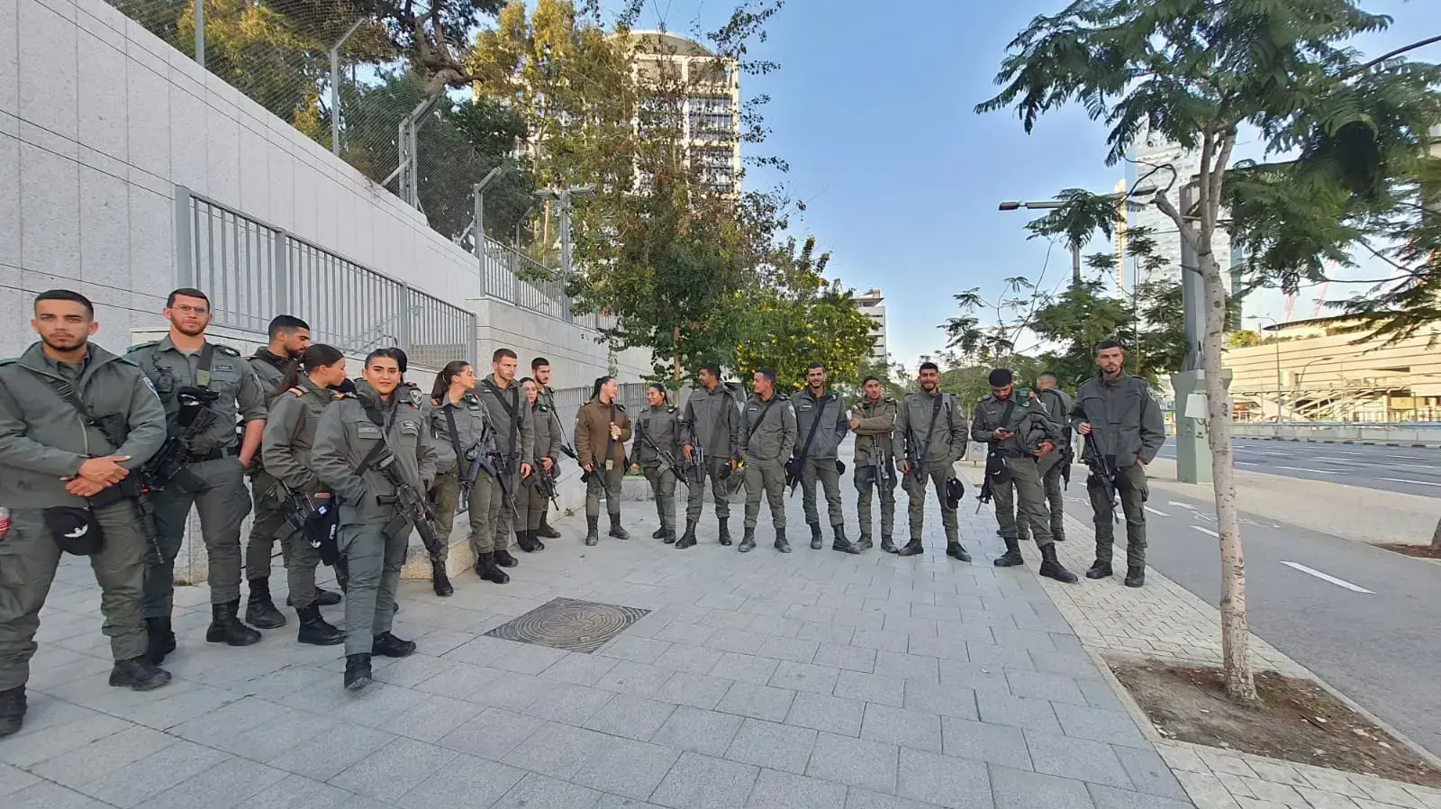 ההכנות להפגנה נגד ההפיכה המשפטית, צומת עזריאלי, תל אביב, 21 בינואר 2023 ההכנות להפגנה נגד ההפיכה המשפטית, צומת עזריאלי, תל אביב, 21 בינואר 2023