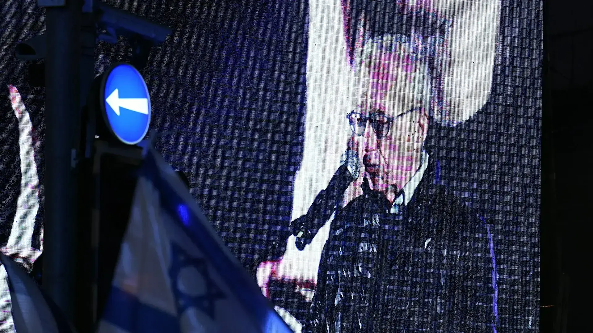 דויד גרוסמן בהפגנה נגד ההפיכה המשפטית, קפלן, תל אביב, 21 בינואר 2023 דויד גרוסמן בהפגנה נגד ההפיכה המשפטית, קפלן, תל אביב, 21 בינואר 2023