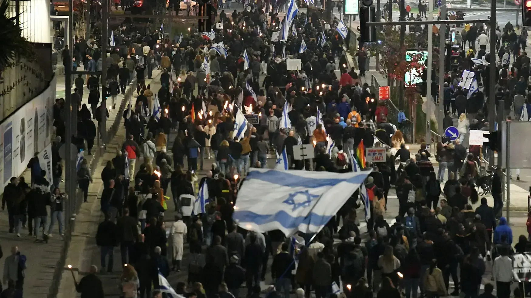 צעדה במסגרת ההפגנה נגד ההפיכה המשפטית, על פרשת דרכים, תל אביב, 21 בינואר 2023