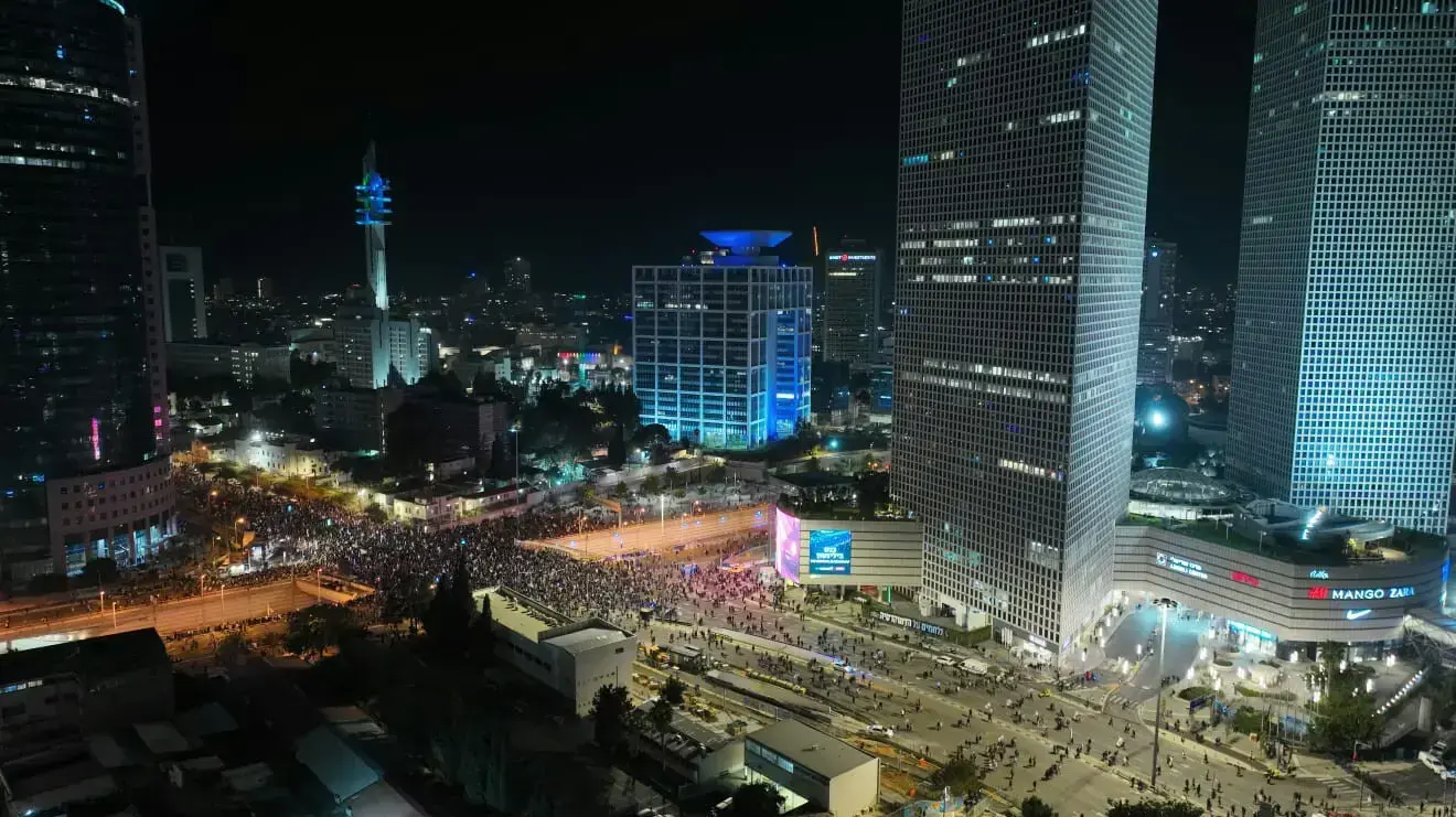 צעדה במסגרת ההפגנה נגד ההפיכה המשפטית, על פרשת דרכים, תל אביב, 21 בינואר 2023 צעדה במסגרת ההפגנה נגד ההפיכה המשפטית, על פרשת דרכים, תל אביב, 21 בינואר 2023
