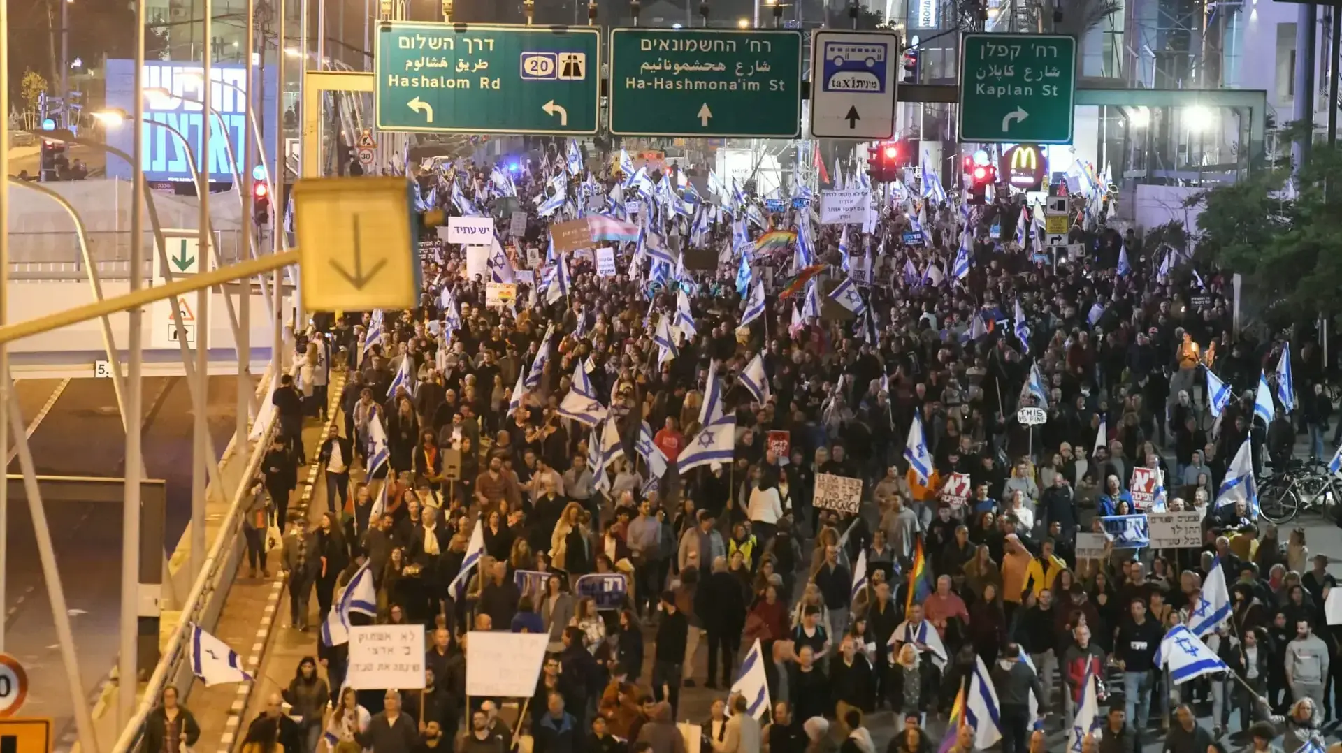 צעדה במסגרת ההפגנה נגד ההפיכה המשפטית, על פרשת דרכים, תל אביב, 21 בינואר 2023 צעדה במסגרת ההפגנה נגד ההפיכה המשפטית, על פרשת דרכים, תל אביב, 21 בינואר 2023
