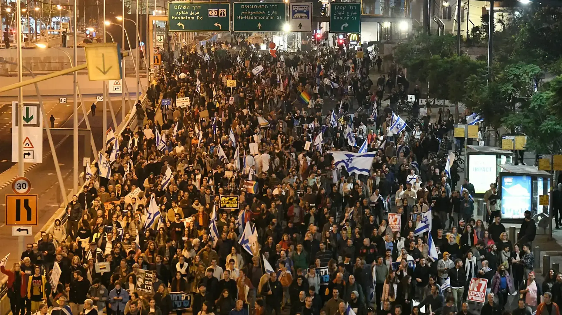 צעדה במסגרת ההפגנה נגד ההפיכה המשפטית, על פרשת דרכים, תל אביב, 21 בינואר 2023 צעדה במסגרת ההפגנה נגד ההפיכה המשפטית, על פרשת דרכים, תל אביב, 21 בינואר 2023