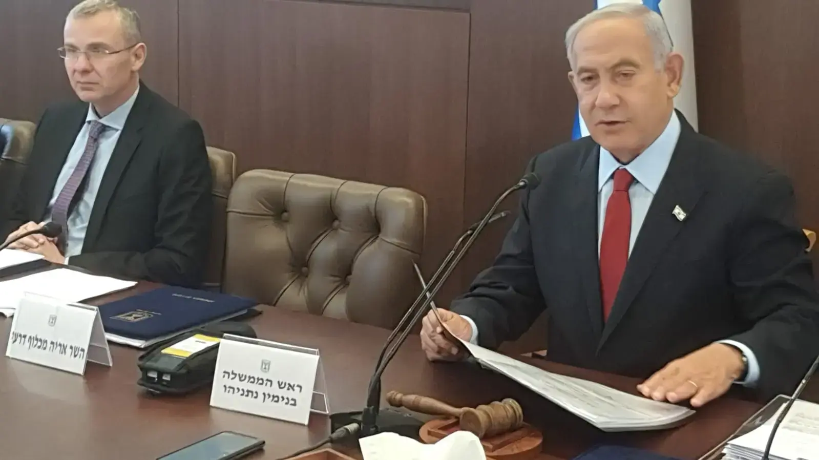 בנימין נתניהו, יריב לוין והכסא הריק של אריה דרעי, ישיבת ממשלה, 22 בינואר 2023 בנימין נתניהו, יריב לוין והכסא הריק של אריה דרעי, ישיבת ממשלה, 22 בינואר 2023
