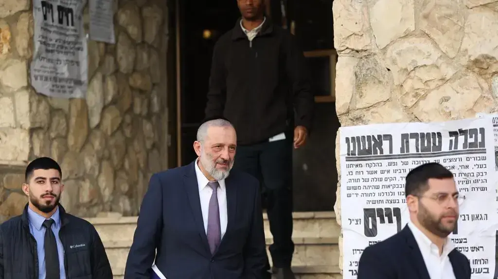 אריה דרעי יוצא מביתו לישיבת הממשלה, 22 בינואר 2023 אריה דרעי יוצא מביתו לישיבת הממשלה, 22 בינואר 2023