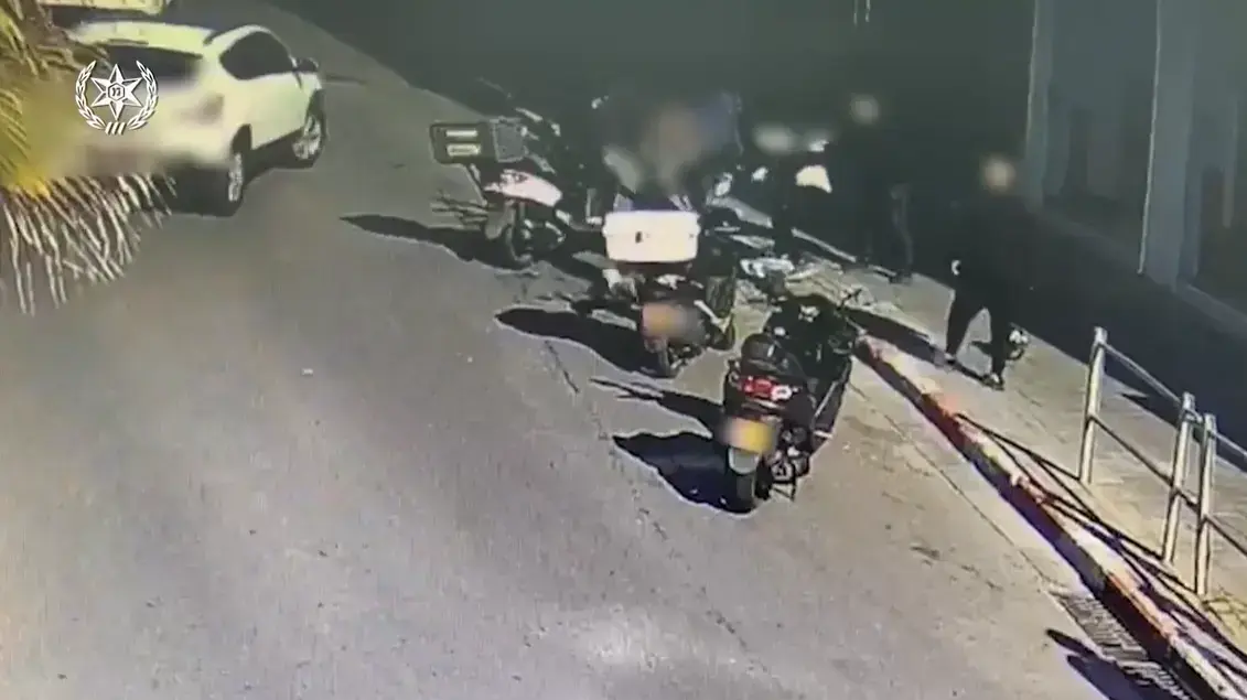 אחים מחולון, נער וצעיר נעצרו בחשד לתקיפת צעיר בן 25 ברקע ויכוח על שימוש בכביש בבת ים. 22 בינואר 2023 אחים מחולון, נער וצעיר נעצרו בחשד לתקיפת צעיר בן 25 ברקע ויכוח על שימוש בכביש בבת ים. 22 בינואר 2023