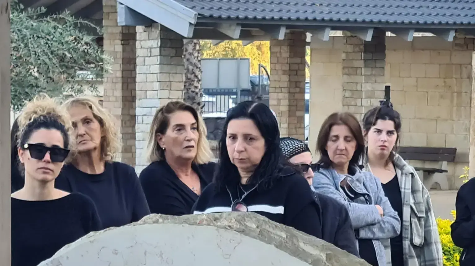 רוית סבג, אמה של דור כרסנטי בבית העלמין של מגדל. ינואר 2023 רוית סבג, אמה של דור כרסנטי בבית העלמין של מגדל. ינואר 2023