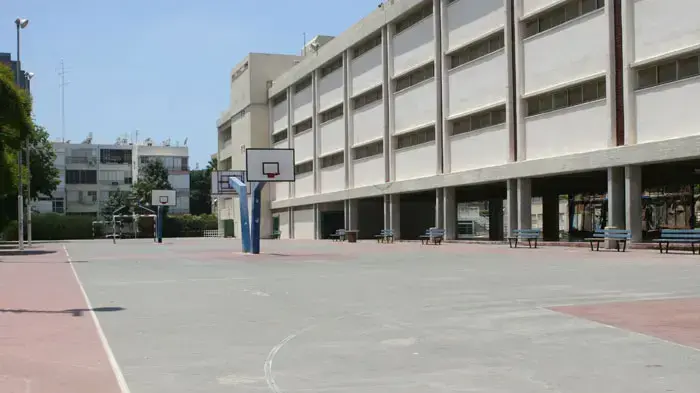 חצר בית הספר גימנסיה הרצליה
