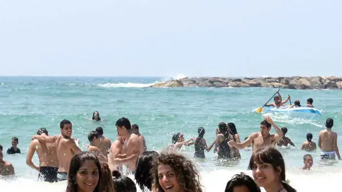 נערות בחוף הים