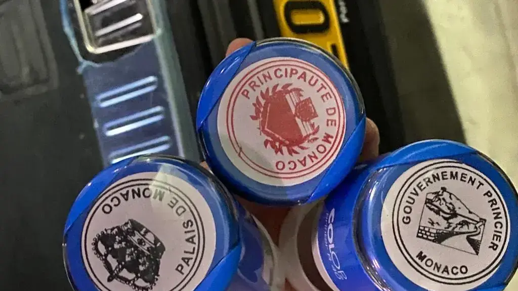 חותמות שאותרו בביתו של חשוד מנתניה שניסה להונות שגרירים ונציג באירופה תוך  שהוא מתחזה למזכ"ל ארמון האליזה
