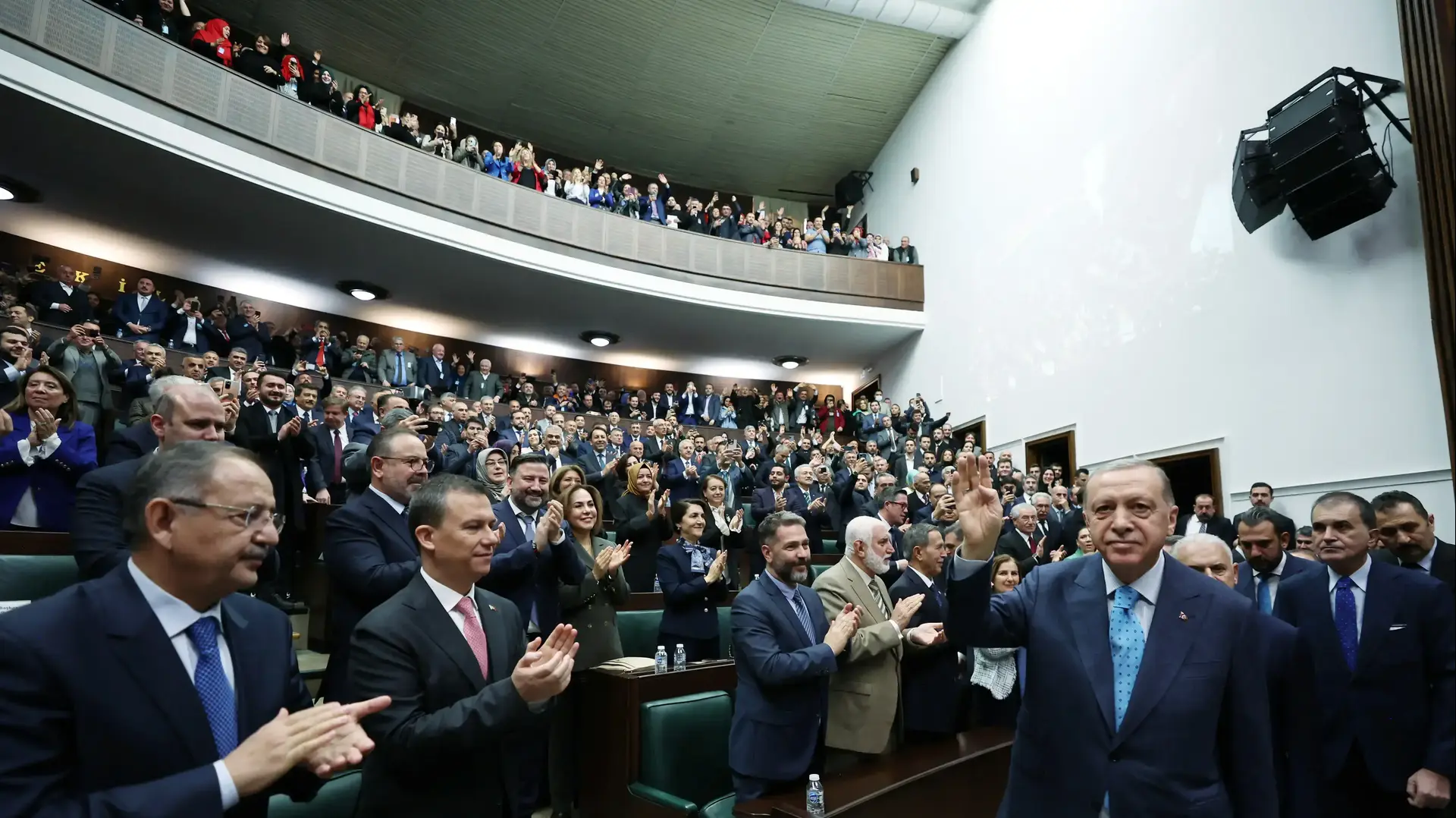 נשיא טורקיה רג'פ טייפ ארדואן מברך את חברי מפלגתו בפרלמנט באנקרה, 18 בינואר 2023
נשיא טורקיה רג'פ טייפ ארדואן מברך את חברי מפלגתו בפרלמנט באנקרה, 18 בינואר 2023