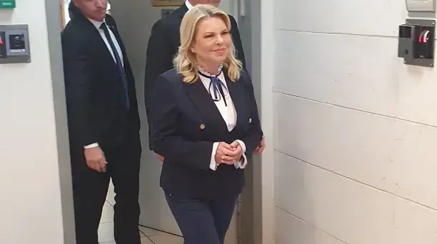 שרה נתניהו במשפט של דוד שמרון נגד דוד ארצי, ביהמ"ש השלום ראשון לציון, 23 בינואר 2023 שרה נתניהו במשפט של דוד שמרון נגד דוד ארצי, ביהמ"ש השלום ראשון לציון, 23 בינואר 2023