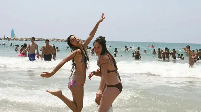 נערות בחוף הים