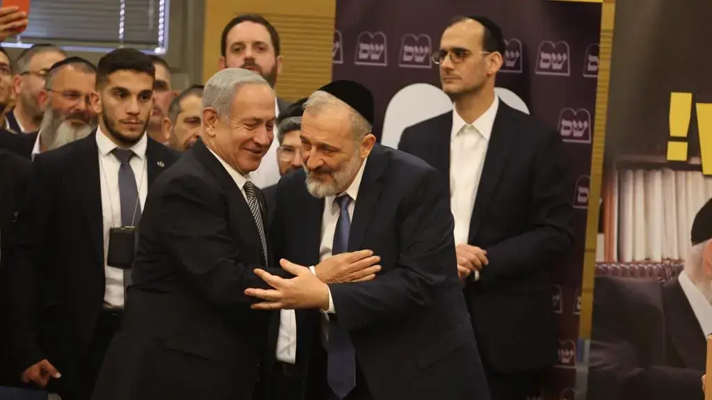 ראש הממשלה בנימין נתניהו והשר לשעבר אריה דרעי. מתוך ישיבת סיעה של ש"ס. 23 בינואר 2023 ראש הממשלה בנימין נתניהו והשר לשעבר אריה דרעי. מתוך ישיבת סיעה של ש"ס. 23 בינואר 2023
