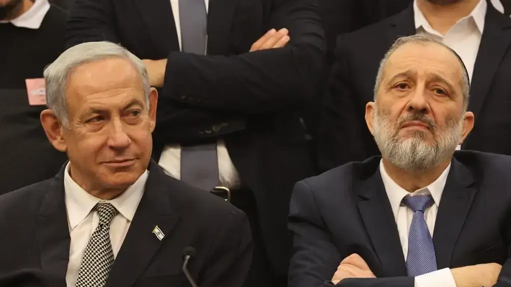 ראש הממשלה בנימין נתניהו והשר לשעבר אריה דרעי. מתוך ישיבת סיעה של ש"ס. 23 בינואר 2023 ראש הממשלה בנימין נתניהו והשר לשעבר אריה דרעי. מתוך ישיבת סיעה של ש"ס. 23 בינואר 2023