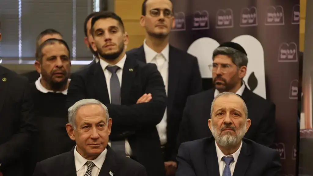 ראש הממשלה בנימין נתניהו והשר לשעבר אריה דרעי. מתוך ישיבת סיעה של ש"ס. 23 בינואר 2023 ראש הממשלה בנימין נתניהו והשר לשעבר אריה דרעי. מתוך ישיבת סיעה של ש"ס. 23 בינואר 2023